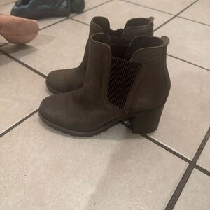 Brown Ankle Boots heel Chelsea Clark’s 6.5 olive